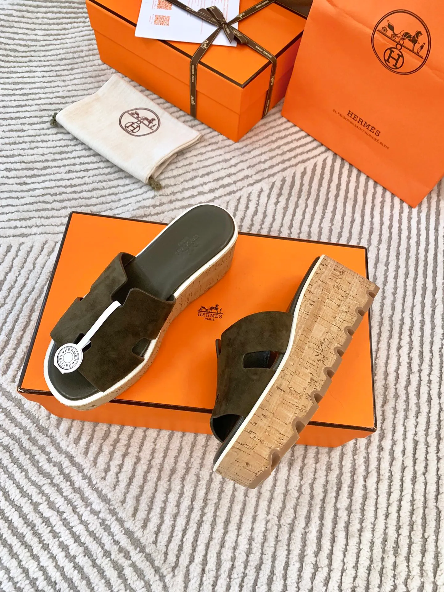 👟👟Ex-factory price 500👟👟 Peak enamel is made by hand, supreme purchasing agent level! Hermes spring and summer new slippers, high-end customization, exclusive products, the highest version in the industry, authentic mold opening and customization, laminating technology, heavy investment in development of a fully matched steel mold, perfect authentic version of the logo, exclusive correct version of the original font, Italian original calfskin cut upper, non-slip rubber outsole, lining: foot pads, pure imported Italian mixed breed, environmentally friendly goatskin, genuine leather welt, original packaging size: 34~41 (34.40. 41) Customized-no returns or exchanges